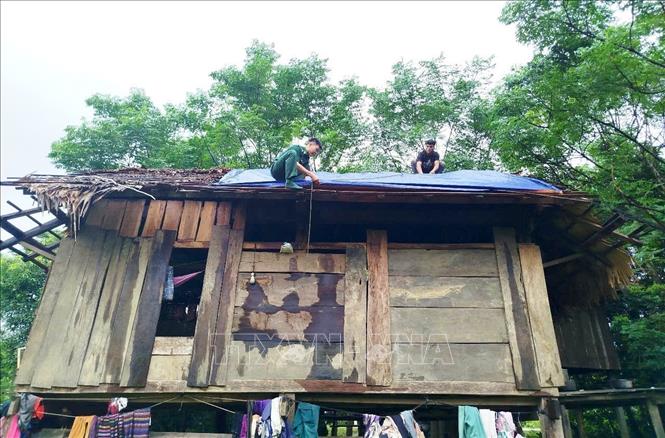 Cán bộ, chiến sỹ Bộ đội Biên phòng Quảng Trị hỗ trợ người dân khắc phục hậu quả thiên tai. Ảnh: TTXVN phát