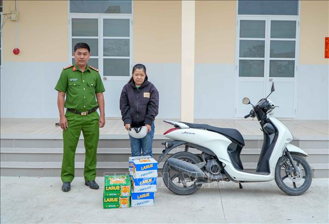 Đối tượng Trương Thị Hồng Mai cùng tang vật tại cơ quan Công an. Ảnh: TTXVN phát