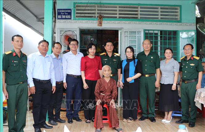 Mẹ Việt Nam Anh hùng Trần Thị Hai với các đại biểu. Ảnh: Hồng Thái - TTXVN