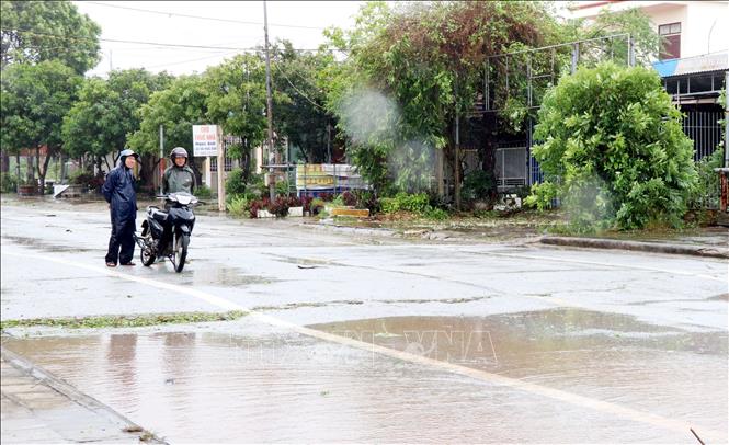 Người dân xã Giao Ninh, tỉnh Ninh Bình không thể đi lại do ngập sâu. Ảnh: Công Luật - TTXVN