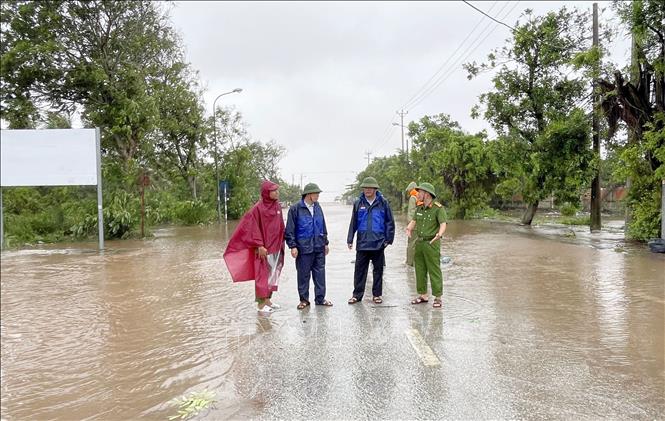 Lãnh đạo xã Giao Ninh, tỉnh Ninh Bình kiểm tra tình hình ngập úng tại Khu du lịch Quất Lâm. Ảnh: Công Luật - TTXVN