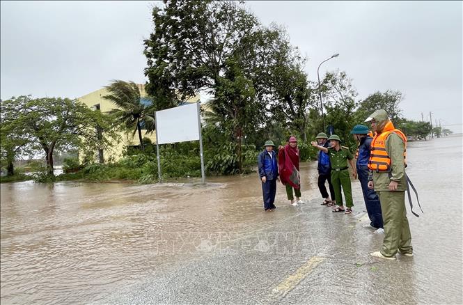 Lãnh đạo xã Giao Ninh, tỉnh Ninh Bình kiểm tra tình hình ngập úng tại Khu du lịch Quất Lâm. Ảnh: Công Luật - TTXVN