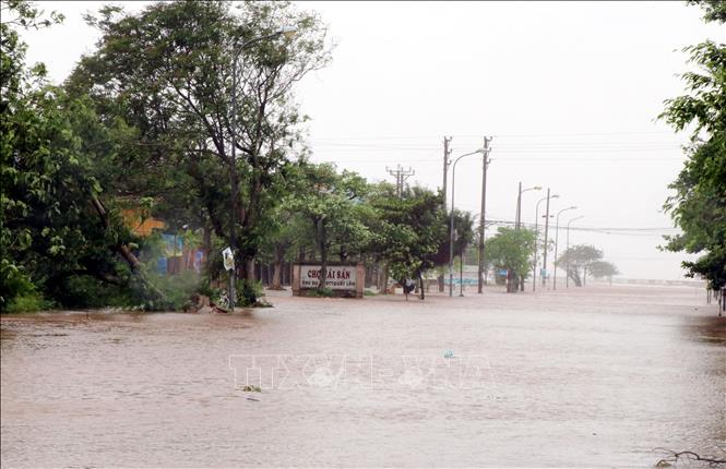 Đường ra Khu du lịch Quất Lâm, xã Giao Ninh, tỉnh Ninh Bình ngập sâu. Ảnh: Công Luật - TTXVN