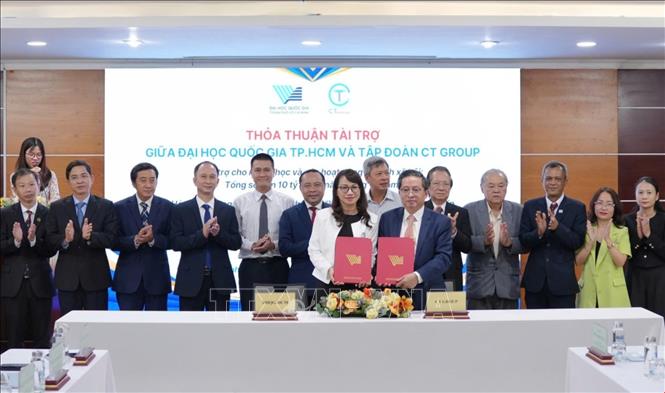 Lãnh đạo Đại học Quốc gia Thành phố Hồ Chí Minh và Công ty Cổ phần Tập đoàn CT Group ký kết thoả thuận hợp tác . Ảnh: Thu Hoài - TTXVN