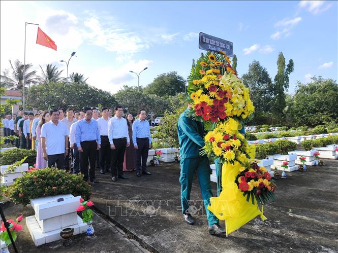 Đoàn công tác dâng hoa tại Nghĩa trang Miếu Điền. Ảnh: Huỳnh Phúc Hậu - TTXVN