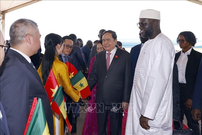 Chủ tịch Quốc hội Trần Thanh Mẫn và Phu nhân đến Thủ đô Dakar, bắt đầu thăm chính thức Cộng hòa Senegal. Ảnh: Doãn Tấn – TTXVN