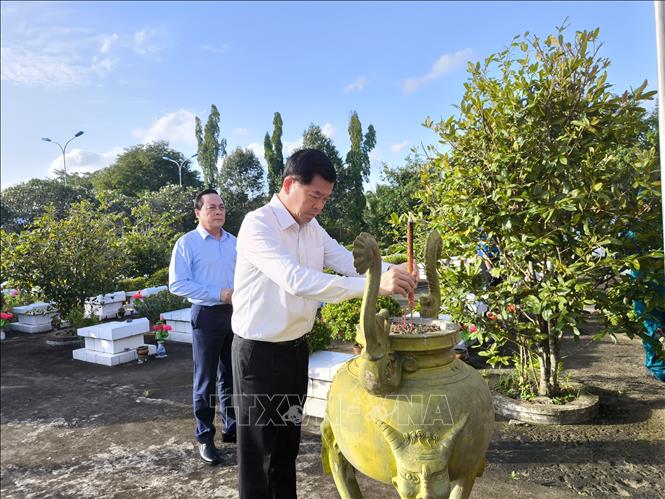 Ông Nguyễn Hồng Lĩnh - Phó Chủ nhiệm Ủy ban Kiểm tra Trung ương dâng hương tại Nghĩa trang Miếu Điền. Ảnh: Huỳnh Phúc Hậu - TTXVN