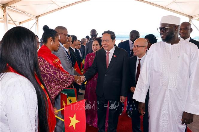 Chủ tịch Quốc hội Trần Thanh Mẫn và Phu nhân đến Thủ đô Dakar, bắt đầu thăm chính thức Cộng hòa Senegal. Ảnh: Doãn Tấn – TTXVN 