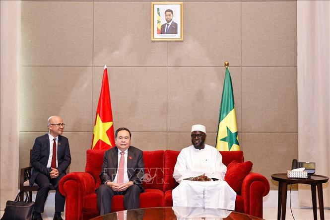 Chủ tịch Quốc hội Senegal El Malick Ndiaye đón Chủ tịch Quốc hội Trần Thanh Mẫn và Phu nhân tại Sân bay quốc tế Blaise Diagne, Thủ đô Dakar. Ảnh: Doãn Tấn – TTXVN 