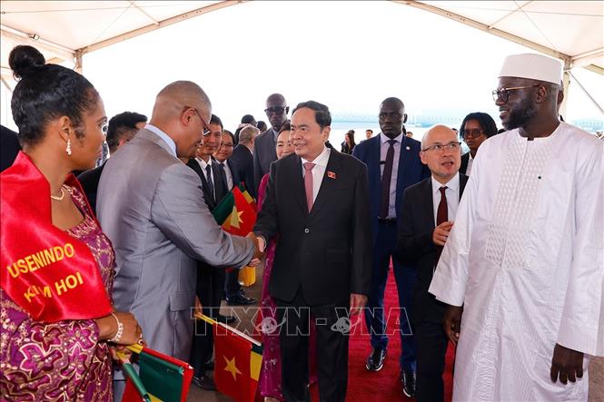 Các quan chức Senegal đón Chủ tịch Quốc hội Trần Thanh Mẫn và Phu nhân tại Sân bay quốc tế Blaise Diagne ở Thủ đô Dakar. Ảnh: Doãn Tấn – TTXVN 