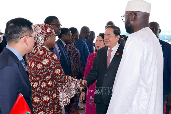 Các quan chức Senegal đón Chủ tịch Quốc hội Trần Thanh Mẫn và Phu nhân tại Sân bay quốc tế Blaise Diagne ở Thủ đô Dakar. Ảnh: Doãn Tấn – TTXVN 