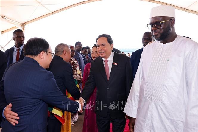 Chủ tịch Quốc hội Trần Thanh Mẫn và Phu nhân đến Thủ đô Dakar, bắt đầu thăm chính thức Cộng hòa Senegal. Ảnh: Doãn Tấn – TTXVN 