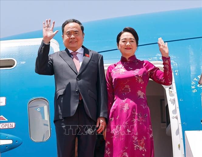 Chủ tịch Quốc hội Trần Thanh Mẫn và Phu nhân đến Sân bay quốc tế Blaise Diagne ở Thủ đô Dakar, Cộng hòa Senegal. Ảnh: Doãn Tấn – TTXVN 