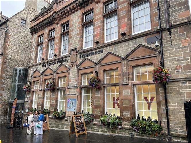 Tọa lạc dưới chân Lâu đài Edinburgh, tòa nhà Trải nghiệm Whisky Scotland là nơi du khách có thể tìm hiểu toàn bộ quy trình sản xuất loại rượu nổi tiếng của Scotland. Ảnh: Minh Hợp-PV TTXVN tại Vương quốc Anh