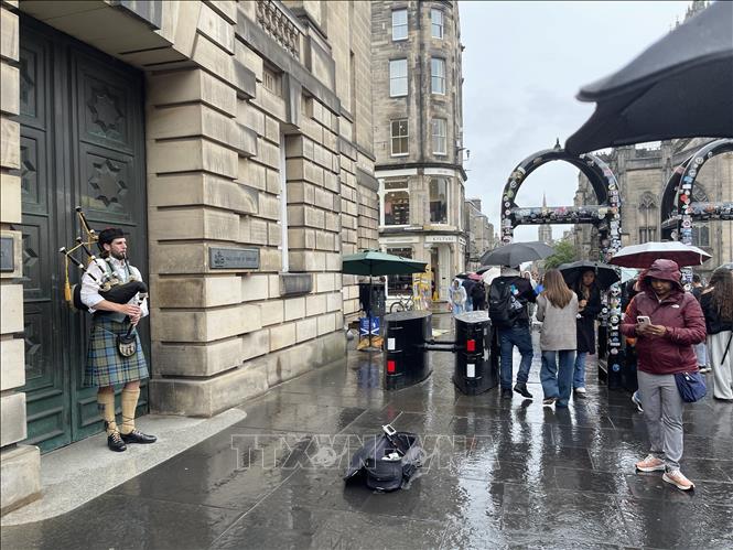 Nghệ sĩ biểu diễn đường phố trong trang phục dân tộc Scotland tạo nét đẹp riêng cho Ediburgh. Ảnh: Minh Hợp-PV TTXVN tại Vương quốc Anh