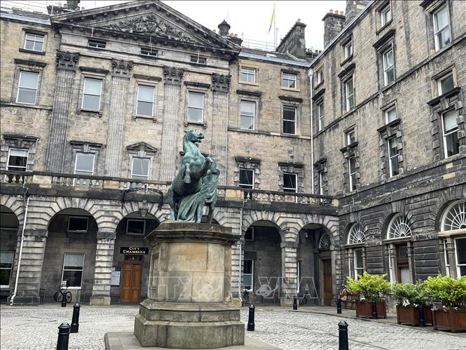 Có niên đại khoảng năm 1760, tòa nhà Hội đồng thành phố Edinburgh với bức tượng Alexander Đại đế cùng chú ngựa Bucephalus đặt tại sân tòa nhà. Ảnh: Minh Hợp-PV TTXVN tại Vương quốc Anh
