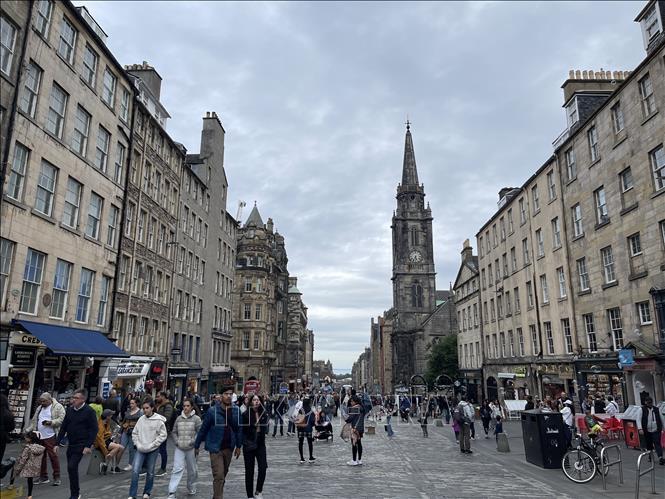 Royal Mile, con phố trung tâm ở Old Town (khu phố cổ) nối Lâu đài Edinburgh với Cung điện Holyroodhouse, nơi ở của nhà vua Anh tại Scotland. Ảnh: Minh Hợp-PV TTXVN tại Vương quốc Anh