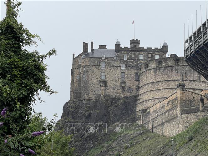 Một góc Lâu đài Edinburgh, công trình biểu tượng của thành phố, tọa lạc trên đỉnh Castle Rock của một ngọn núi lửa đã ngừng hoạt động. Ảnh: Minh Hợp-PV TTXVN tại Vương quốc Anh