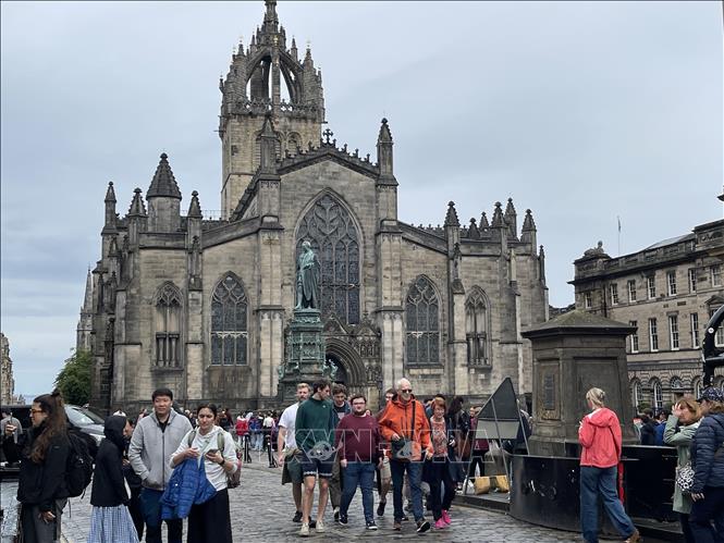 Với lịch sử hơn 900 năm, Nhà thờ St Giles trên phố Royal Mile là điểm đến không thể bỏ qua ở Edinburgh. Ảnh: Minh Hợp-PV TTXVN tại Vương quốc Anh