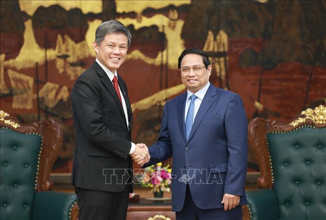 Prime Minister Pham Minh Chinh receives Chan Chun Sing, Assistant Secretary-General of the People’s Action Party (PAP) of Singapore, Coordinating Minister for Public Services, and Minister for Defence. VNA Photo: Dương Giang
