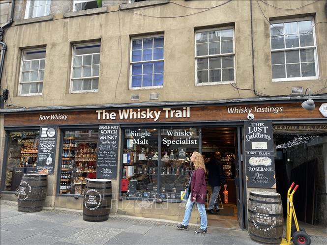Một cửa hàng giới thiệu đồ uống đặc sản Scotland ở Edinburgh. Ảnh: Minh Hợp-PV TTXVN tại Vương quốc Anh