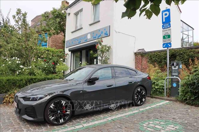 Một trạm sạc xe ô tô điện tại phố Dieweg, quận Uccle, Brussels (Bỉ). Ảnh: Hương Giang - PV TTXVN tại Bỉ