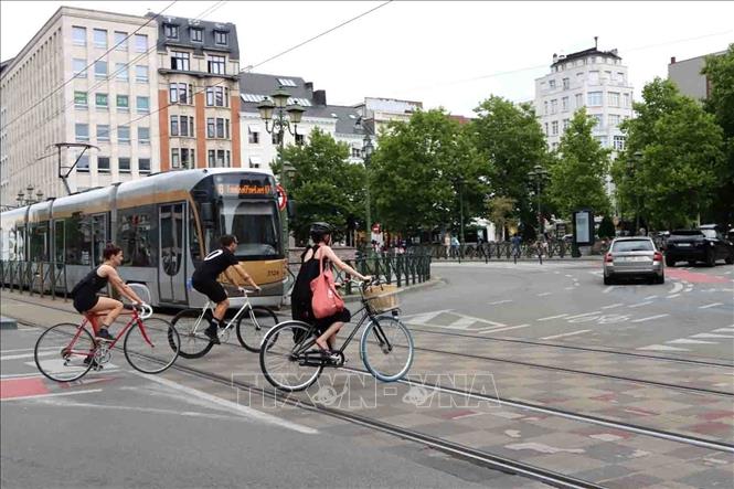 Giao thông tại một tuyến phố chính ở thủ đô Brussels, Bỉ. Ảnh: Hương Giang - PV TTXVN tại Bỉ