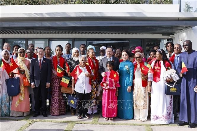 Chủ tịch Quốc hội Trần Thanh Mẫn và Phu nhân với cộng đồng người Việt Nam tại Senegal. Ảnh: Doãn Tấn – TTXVN