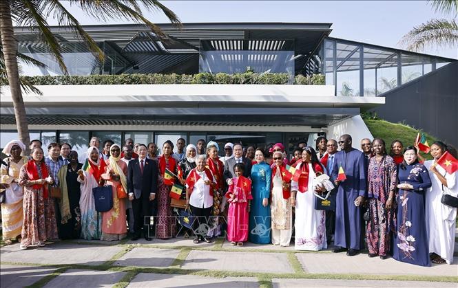 Chủ tịch Quốc hội Trần Thanh Mẫn và Phu nhân với cộng đồng người Việt Nam tại Senegal. Ảnh: Doãn Tấn – TTXVN