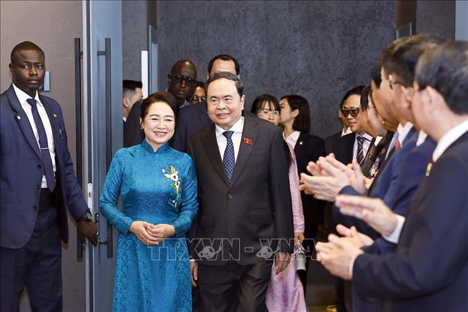 Chủ tịch Quốc hội Trần Thanh Mẫn và Phu nhân gặp gỡ cán bộ Đại sứ quán, cộng đồng người Việt Nam tại Senegal. Ảnh: Doãn Tấn – TTXVN