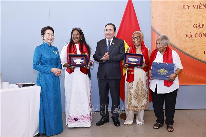 Chủ tịch Quốc hội Trần Thanh Mẫn và Phu nhân tặng quà cộng đồng người Việt Nam tại Senegal. Ảnh: Doãn Tấn – TTXVN