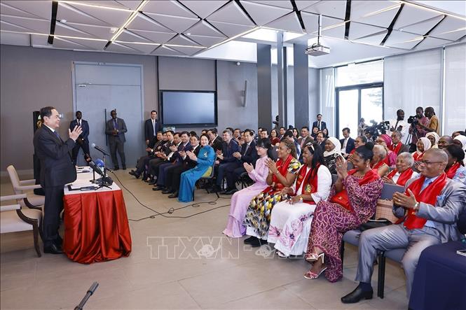 Chủ tịch Quốc hội Trần Thanh Mẫn và Phu nhân gặp gỡ cán bộ Đại sứ quán, cộng đồng người Việt Nam tại Senegal. Ảnh: Doãn Tấn – TTXVN