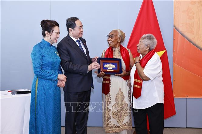 Chủ tịch Quốc hội Trần Thanh Mẫn và Phu nhân tặng quà cộng đồng người Việt Nam tại Senegal. Ảnh: Doãn Tấn – TTXVN