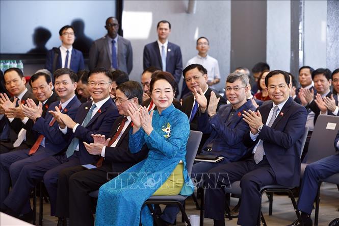 Các đại biểu dự buổi gặp. Ảnh: Doãn Tấn – TTXVN