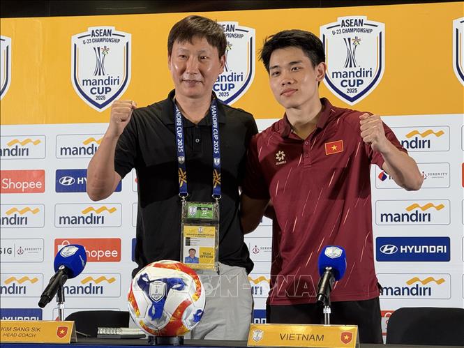 Huấn luyện viên trưởng U23 Việt Nam Kim Sang-sik cùng tuyển thủ mang áo số 07 Nguyễn Đình Bắc tại buổi họp báo sau trận đấu. Ảnh: Minh Thái - PV TTXVN tại Indonesia