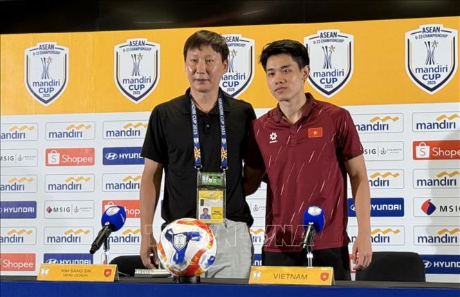 Huấn luyện viên trưởng U23 Việt Nam Kim Sang-sik cùng tuyển thủ mang áo số 07 Nguyễn Đình Bắc tại buổi họp báo sau trận đấu. Ảnh: Minh Thái - Phóng viên TTXVN tại Indonesia