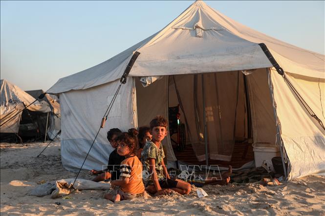 Trẻ em tại trại tị nạn ở thành phố Gaza. Ảnh: THX/TTXVN