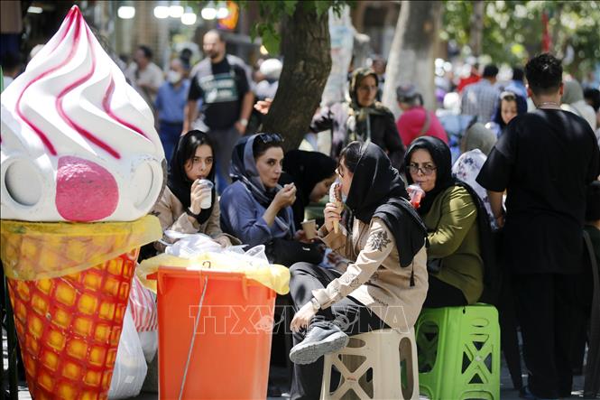 Người dân ăn kem giải nhiệt dưới thời tiết nắng nóng tại Tehran, Iran ngày 22/7/2025. Ảnh: THX/TTXVN