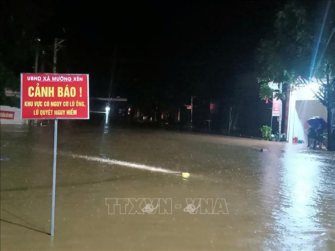 Chính quyền địa phương cắm biển cảnh báo tại xã Mường Xén. Ảnh: TTXVN phát