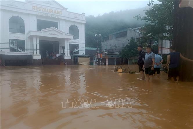 Nhiều nơi tại xã Mường Xén vẫn ngập lũ sáng 23/7. Ảnh: TTXVN phát