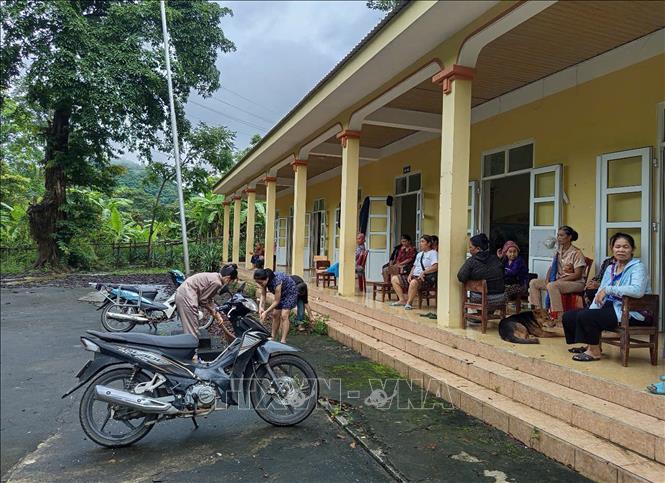 Chính quyền xã Yên Na di dời 120 hộ dân hạ lưu đập Thủy điện Bản về về nơi an toàn. Ảnh: TTXVN phát