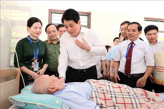 Chủ tịch nước Lương Cường thăm hỏi và tặng quà cho thương binh Nguyễn Xuân Mai đang điều trị tại Trung tâm Điều dưỡng Thương binh Duy Tiên. Ảnh: An Đăng - TTXVN