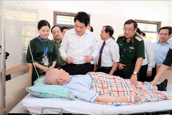 Chủ tịch nước Lương Cường thăm hỏi và tặng quà cho thương binh Nguyễn Xuân Mai đang điều trị tại Trung tâm Điều dưỡng Thương binh Duy Tiên. Ảnh: An Đăng - TTXVN