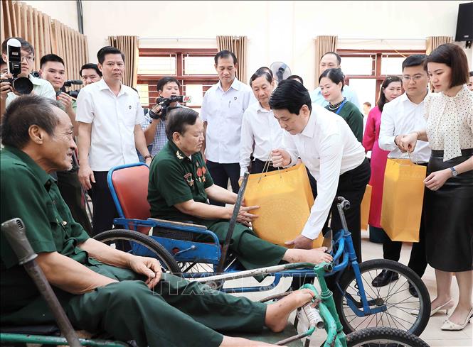 Chủ tịch nước Lương Cường tặng quà cho các thương binh tại Trung tâm Điều dưỡng Thương binh Duy Tiên. Ảnh: An Đăng - TTXVN