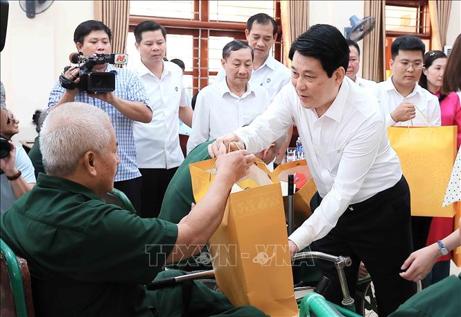 Chủ tịch nước Lương Cường tặng quà cho các thương binh tại Trung tâm Điều dưỡng Thương binh Duy Tiên. Ảnh: An Đăng - TTXVN