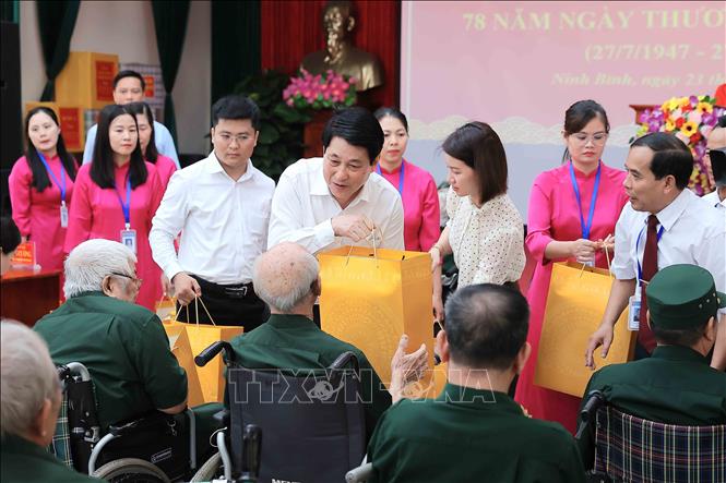 Chủ tịch nước Lương Cường tặng quà cho các thương binh tại Trung tâm Điều dưỡng Thương binh Duy Tiên. Ảnh: An Đăng - TTXVN