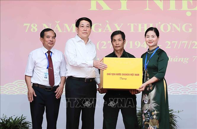 Chủ tịch nước Lương Cường tặng quà cho Trung tâm Điều dưỡng Thương binh Duy Tiên. Ảnh: An Đăng - TTXVN