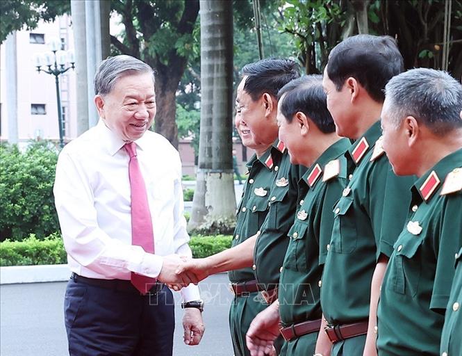Lãnh đạo Bộ Quốc phòng, Tổng cục Chính trị Quân đội nhân dân Việt Nam đón Tổng Bí thư Tô Lâm. Ảnh: Thống Nhất – TTXVN