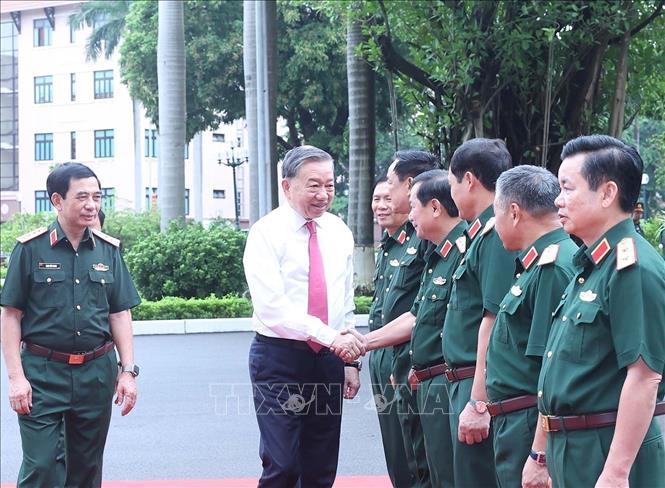 Lãnh đạo Bộ Quốc phòng, Tổng cục Chính trị Quân đội nhân dân Việt Nam đón Tổng Bí thư Tô Lâm. Ảnh: Thống Nhất – TTXVN