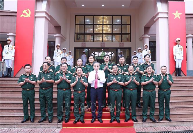 Tổng Bí thư Tô Lâm cùng các lãnh đạo Quân ủy Trung ương, Bộ Quốc phòng, Tổng cục Chính trị Quân đội nhân dân Việt Nam. Ảnh: Thống Nhất – TTXVN